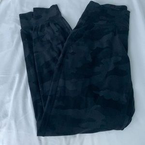 Lululemon black camo joggers size 6